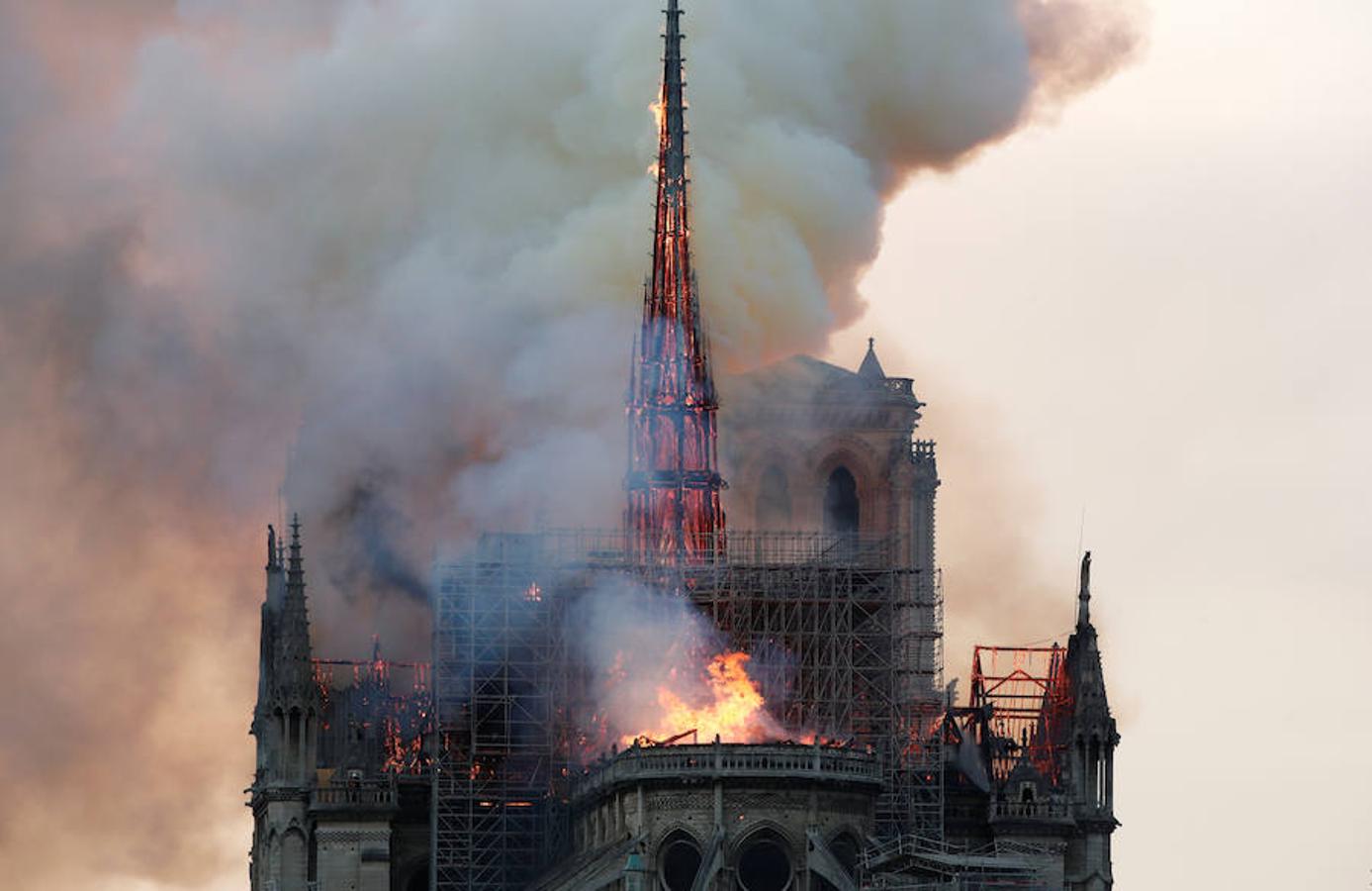 El devastador incendio que consume la catedral de Notre Dame de París, en imágenes