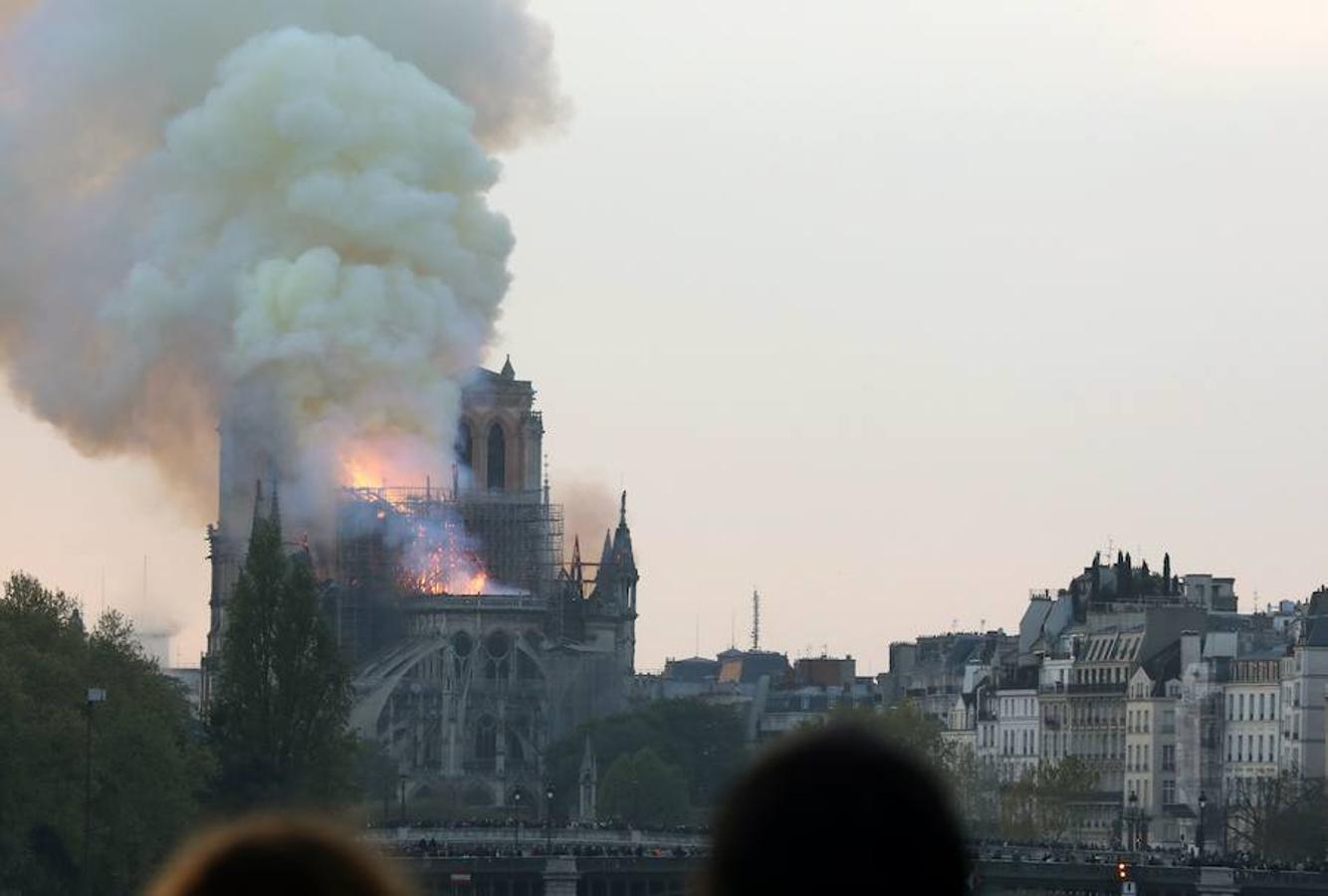 El devastador incendio que consume la catedral de Notre Dame de París, en imágenes