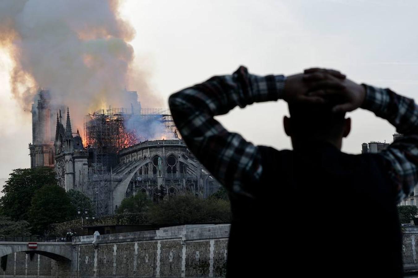 El devastador incendio que consume la catedral de Notre Dame de París, en imágenes