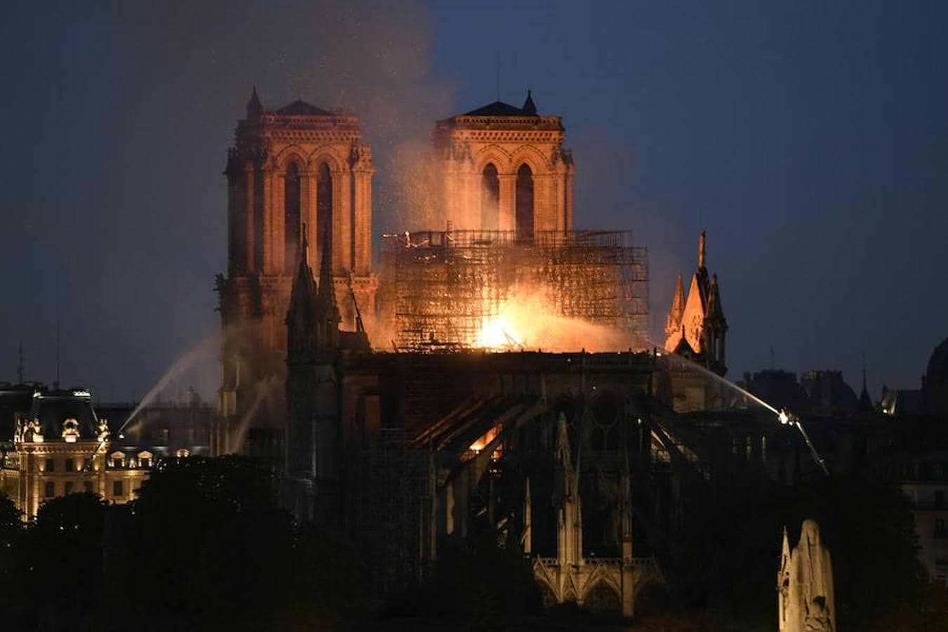 El devastador incendio que consume la catedral de Notre Dame de París, en imágenes