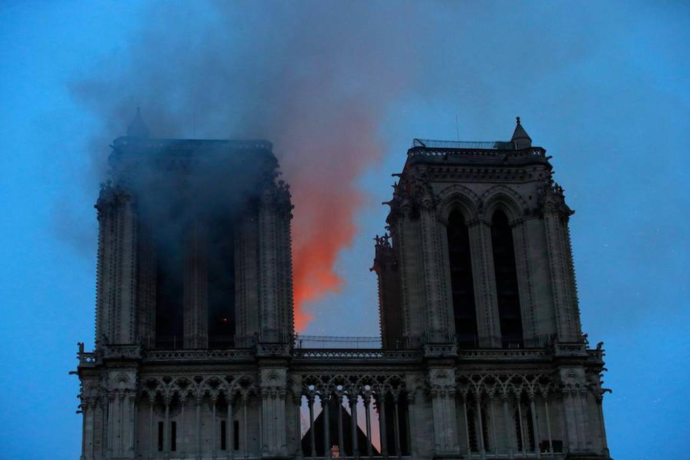 El devastador incendio que consume la catedral de Notre Dame de París, en imágenes