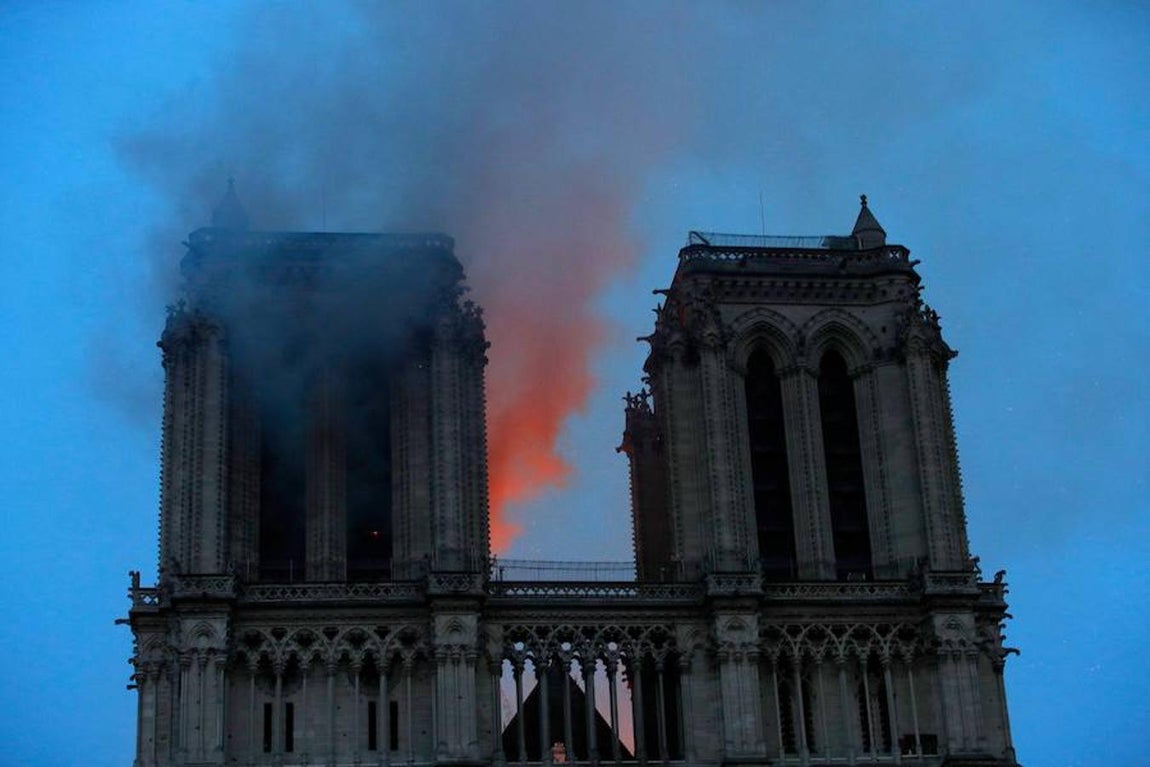 El devastador incendio que consume la catedral de Notre Dame de París, en imágenes