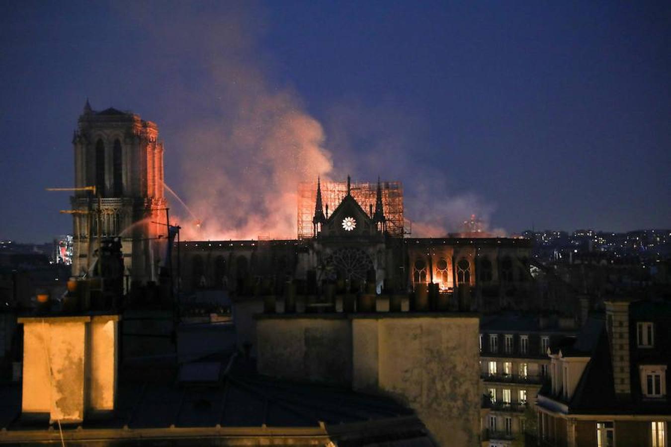 El devastador incendio que consume la catedral de Notre Dame de París, en imágenes