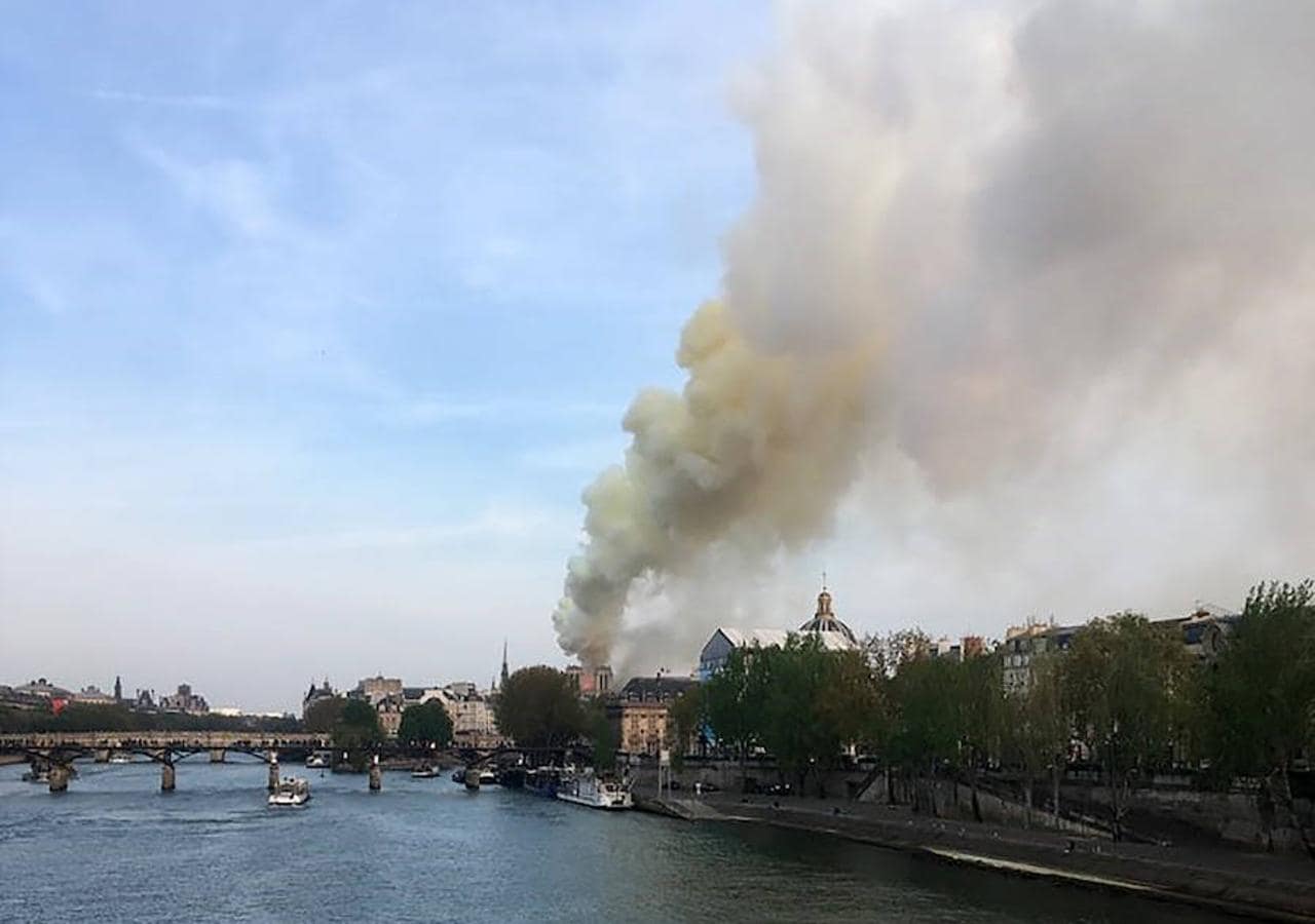 «Se está produciendo un terrible incendio en la catedral de Notre Dame en París. El Cuerpo de Bomberos de París está intentando controlar las llamas», ha informado la alcaldesa de París. 