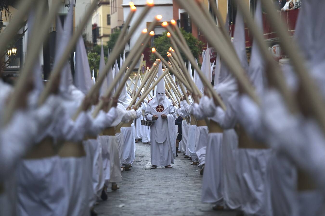 El imponente procesionar de «El Silencio blanco», en fotos