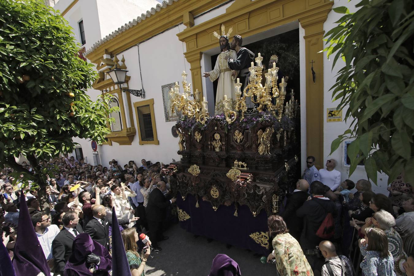 En imágenes, el fervor de la salida de la Redención