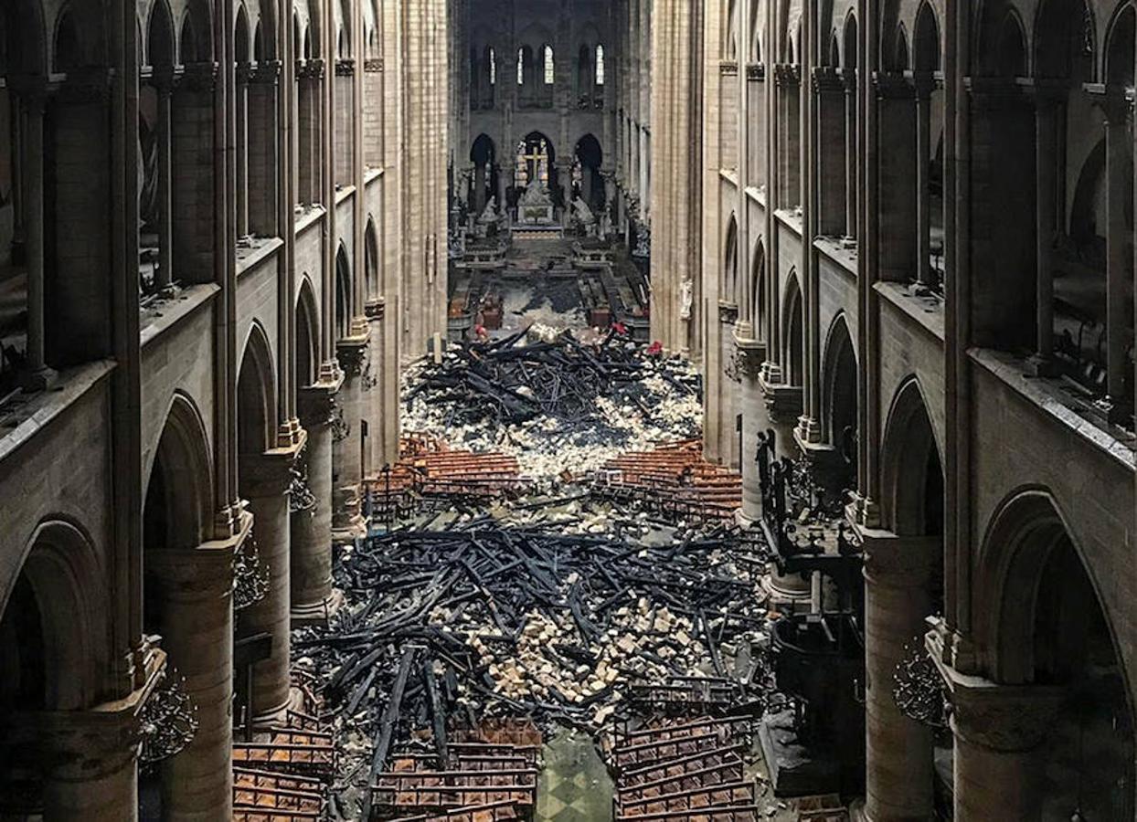 Los bancos de la catedral, desplazados y aplastados por los escombros. 