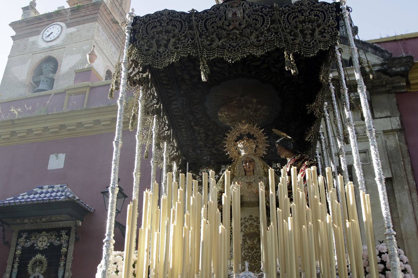 San Lorenzo se echa a la calle para admirar la salida del Dulce Nombre