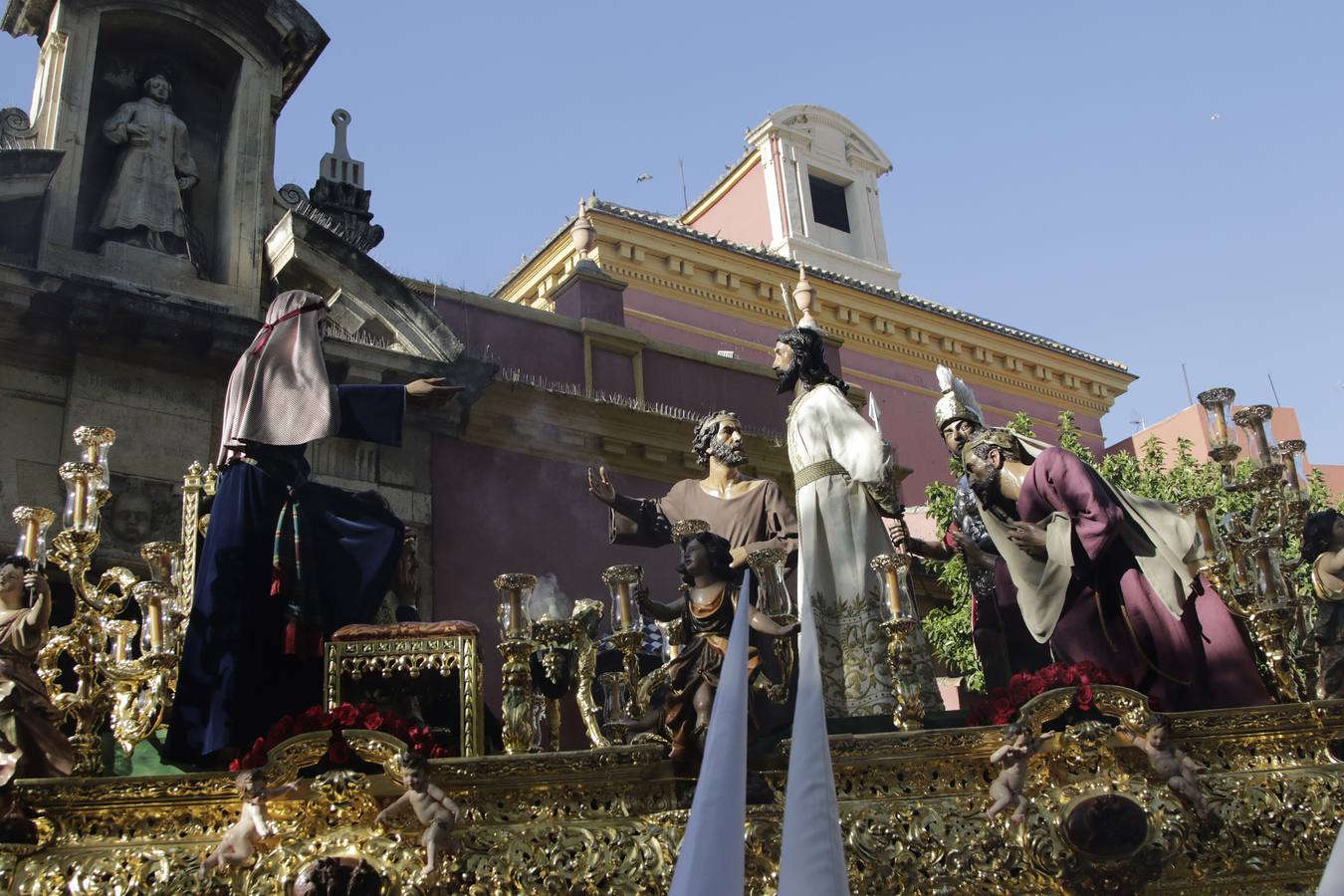 San Lorenzo se echa a la calle para admirar la salida del Dulce Nombre