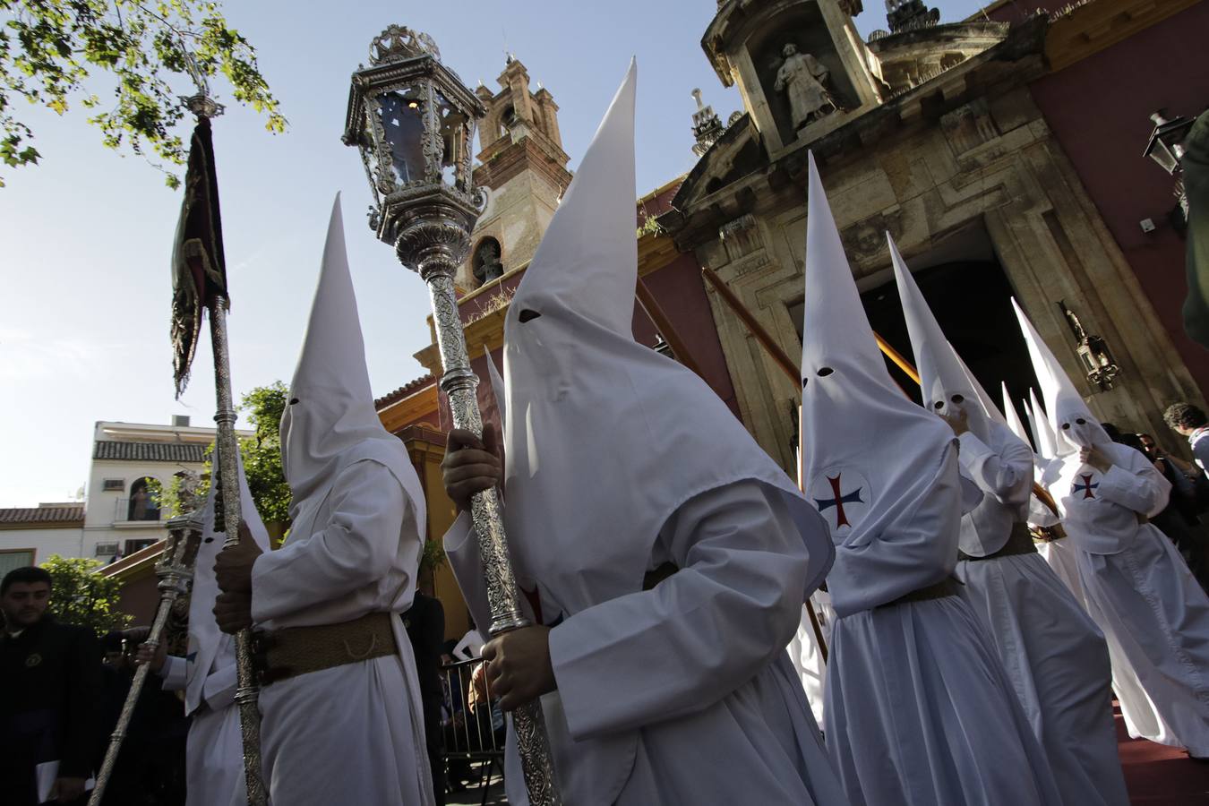 San Lorenzo se echa a la calle para admirar la salida del Dulce Nombre