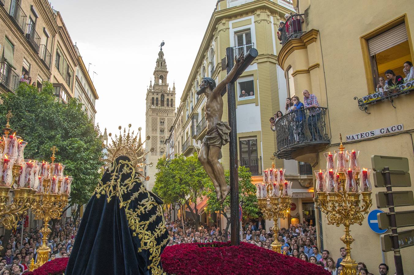 En imágenes, desfile procesional de la hermandad de Santa Cruz el Martes Santo