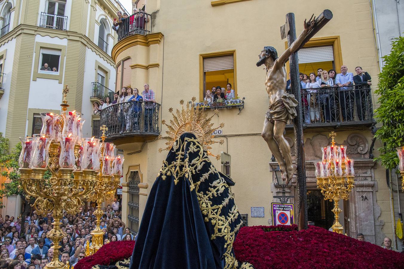 En imágenes, desfile procesional de la hermandad de Santa Cruz el Martes Santo