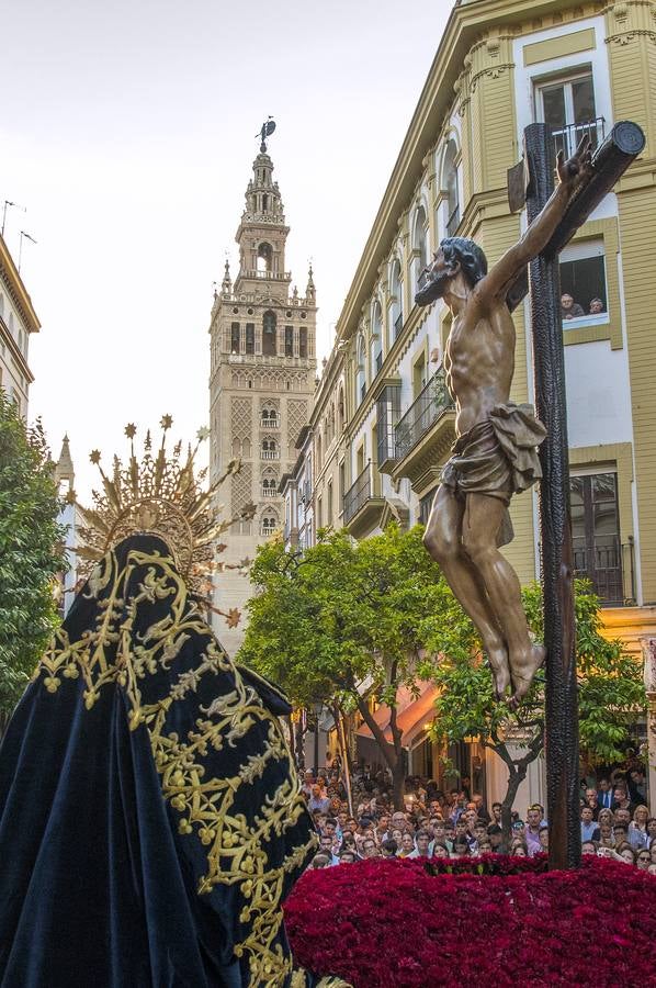 En imágenes, desfile procesional de la hermandad de Santa Cruz el Martes Santo