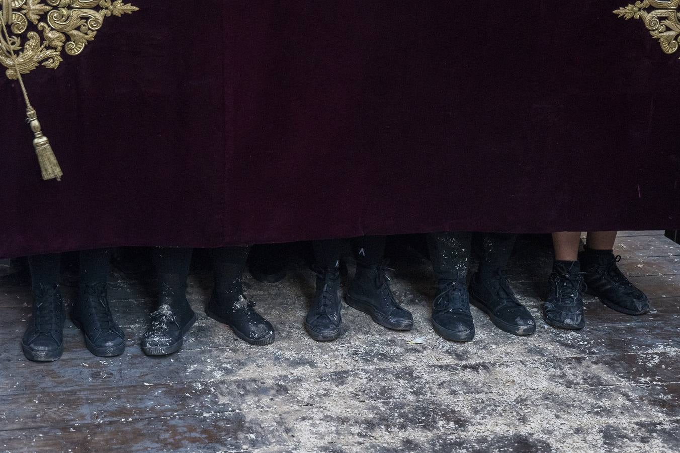 En imágenes, desfile procesional de la hermandad de Santa Cruz el Martes Santo