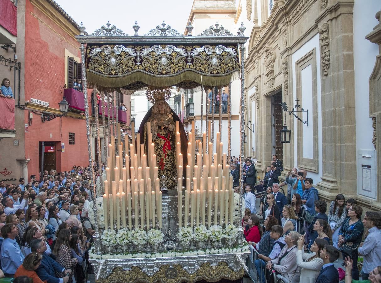 En imágenes, desfile procesional de la hermandad de Santa Cruz el Martes Santo