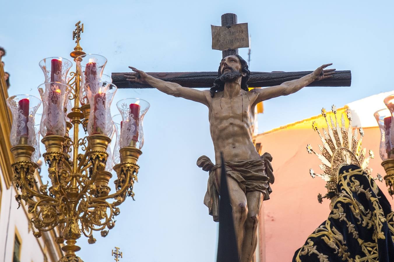 En imágenes, desfile procesional de la hermandad de Santa Cruz el Martes Santo