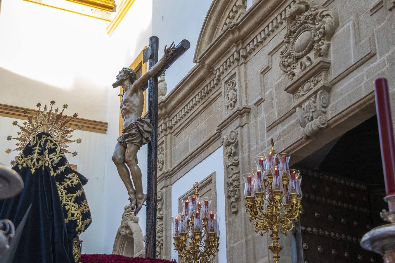 En imágenes, desfile procesional de la hermandad de Santa Cruz el Martes Santo