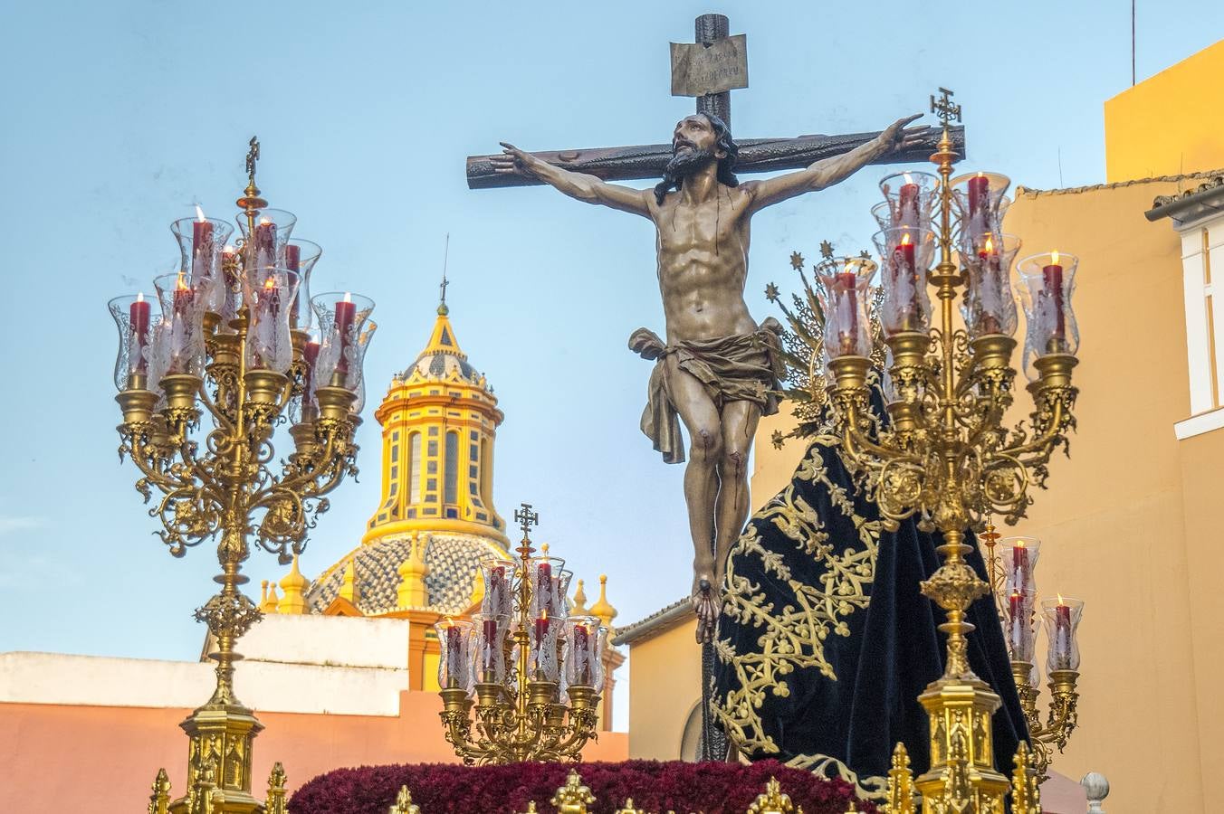 En imágenes, desfile procesional de la hermandad de Santa Cruz el Martes Santo