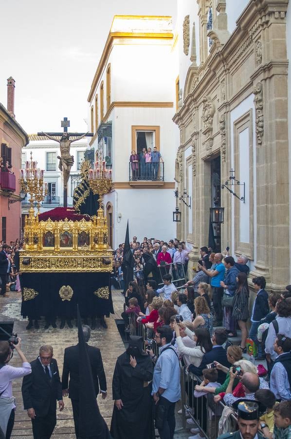 En imágenes, desfile procesional de la hermandad de Santa Cruz el Martes Santo