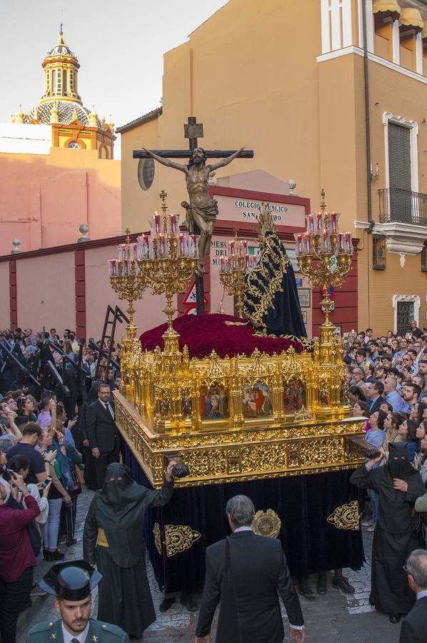 En imágenes, desfile procesional de la hermandad de Santa Cruz el Martes Santo