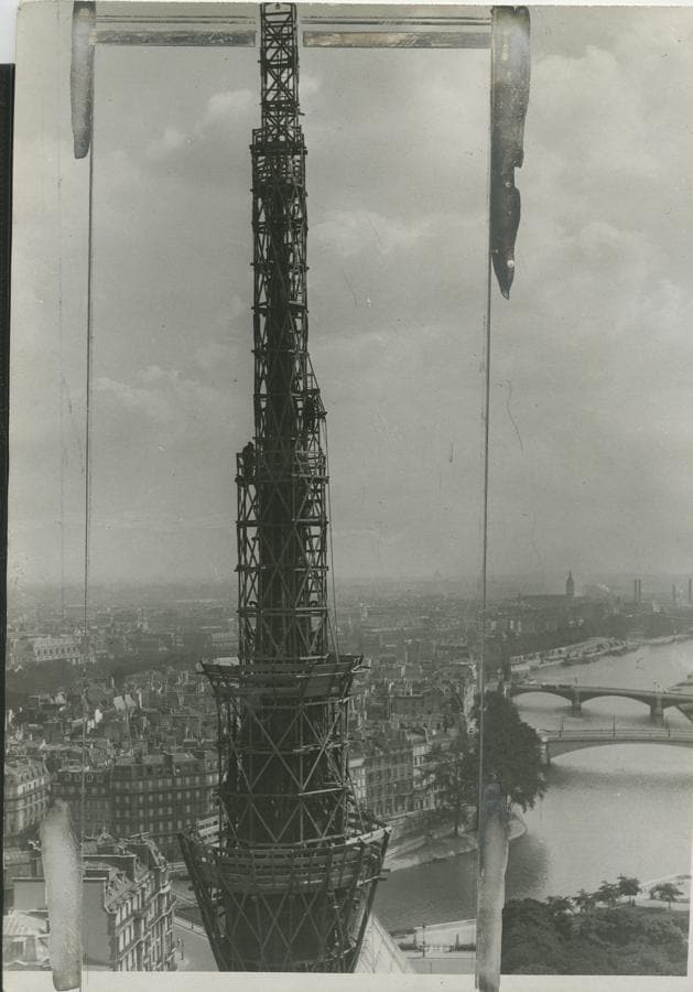 Septiembre de 1935. Obras en la catedral de Notre Dame. En la imagen, el andamio rodea la aguja para su reparación, más de 80 años antes de que esta semana cayera por el efecto de las llamas. 