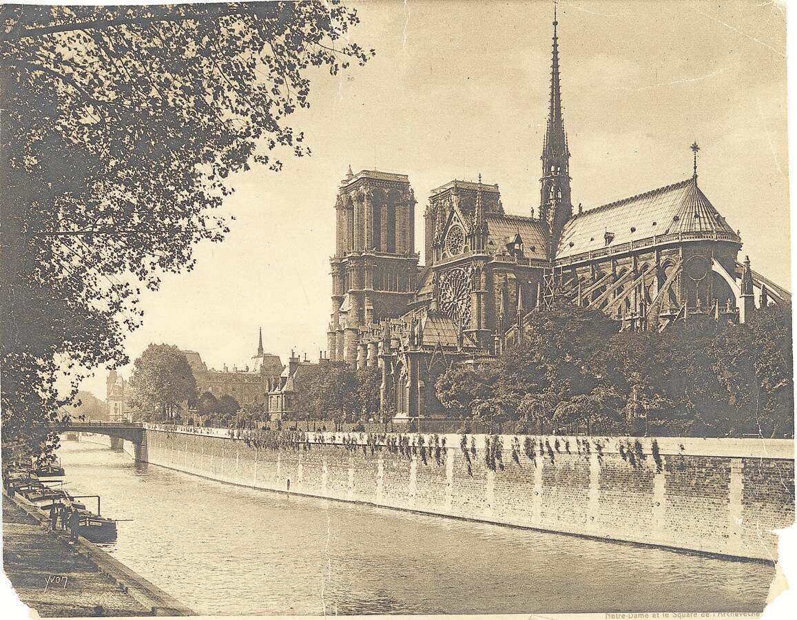 La catedral de Notre Dame y el Sena en agosto de 1926. 
