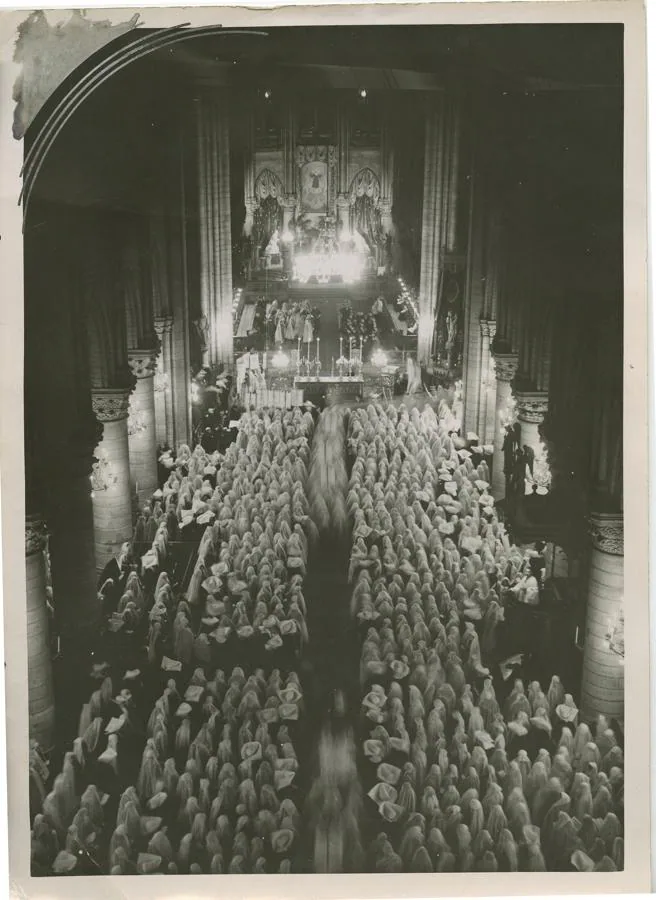 Diciembre de 1933. El templo de Notre Dame, durante la celebración del Triduo en honor de la bienaventurada Catherine Labouré. Cinco mil almas de María asistieron a la misa celebrada. 