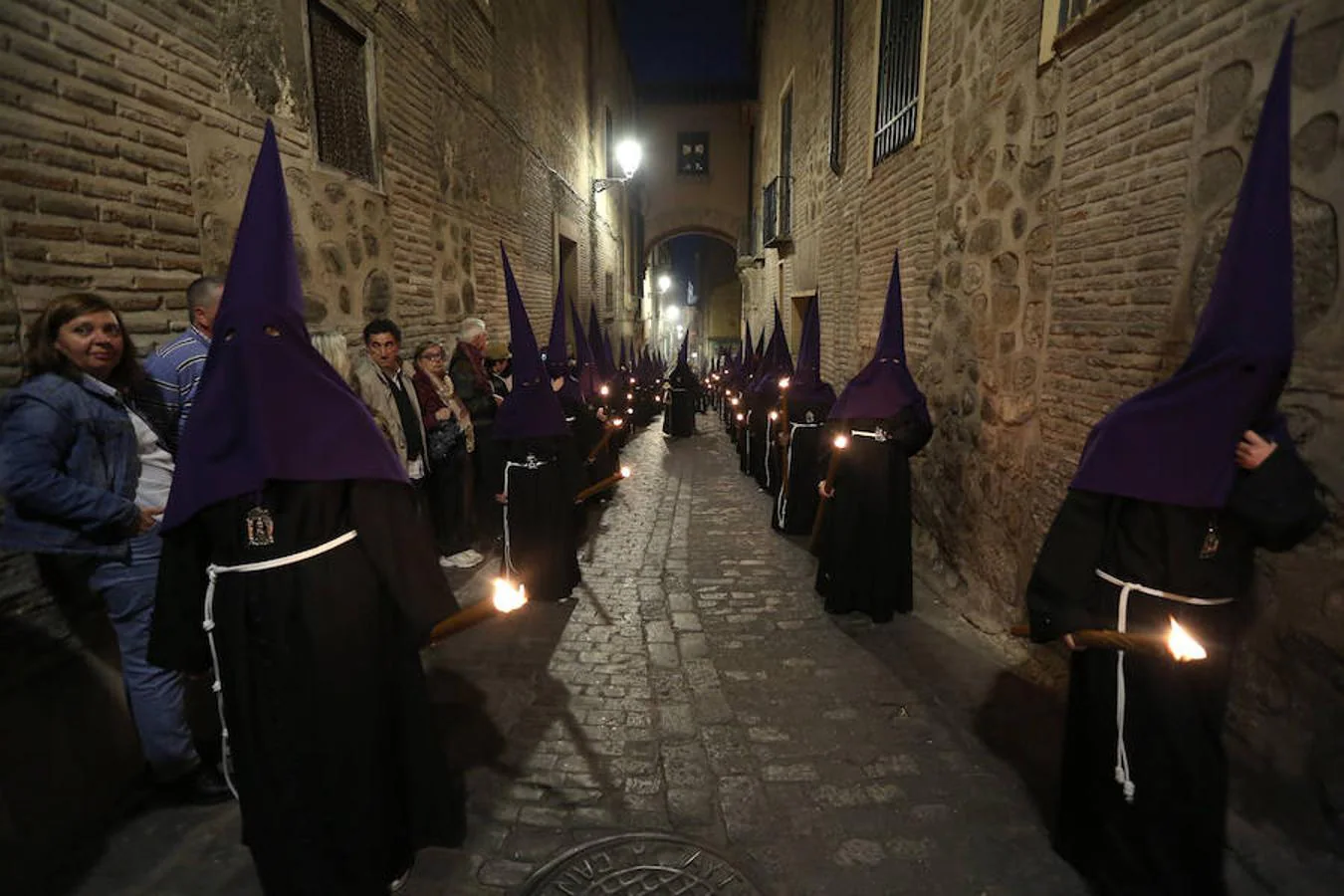 El Cristo Redentor y el de la Humildad procesionan en Toledo