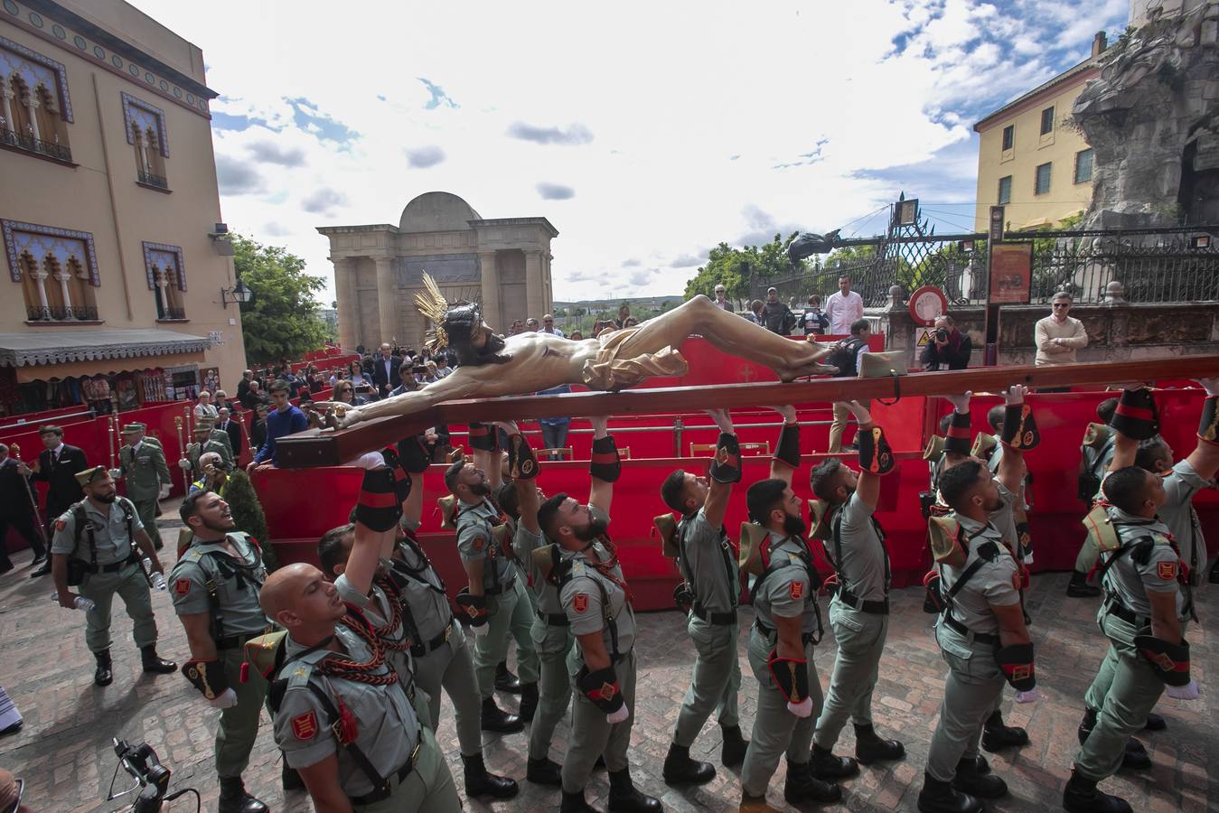 El vía crucis de la Caridad de Córdoba, en imágenes