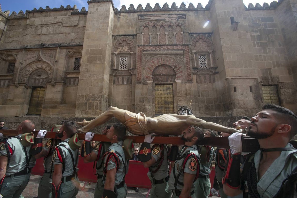 El vía crucis de la Caridad de Córdoba, en imágenes