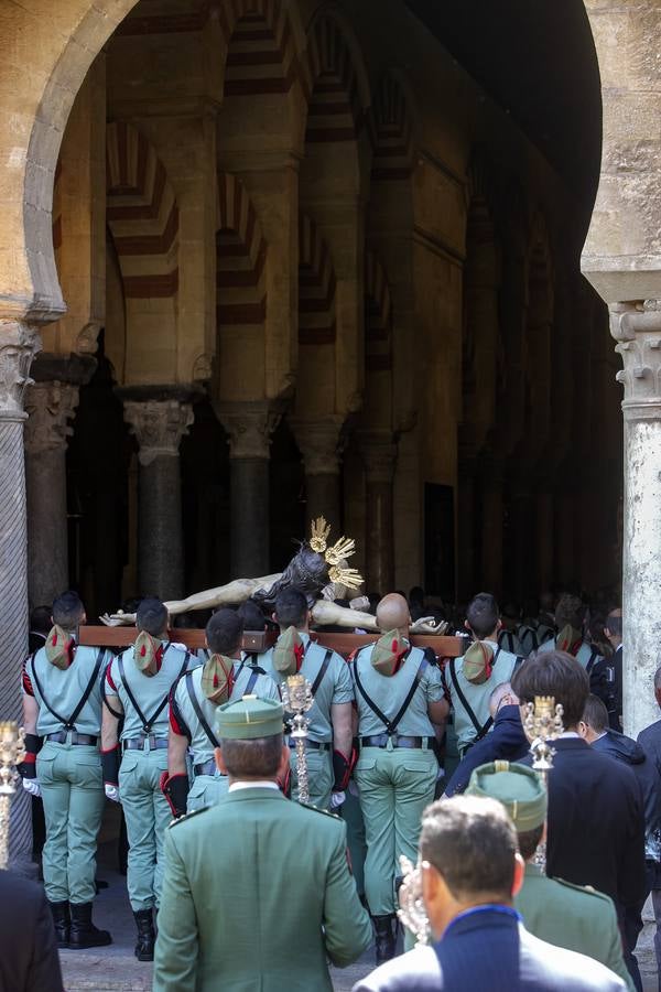 El vía crucis de la Caridad de Córdoba, en imágenes