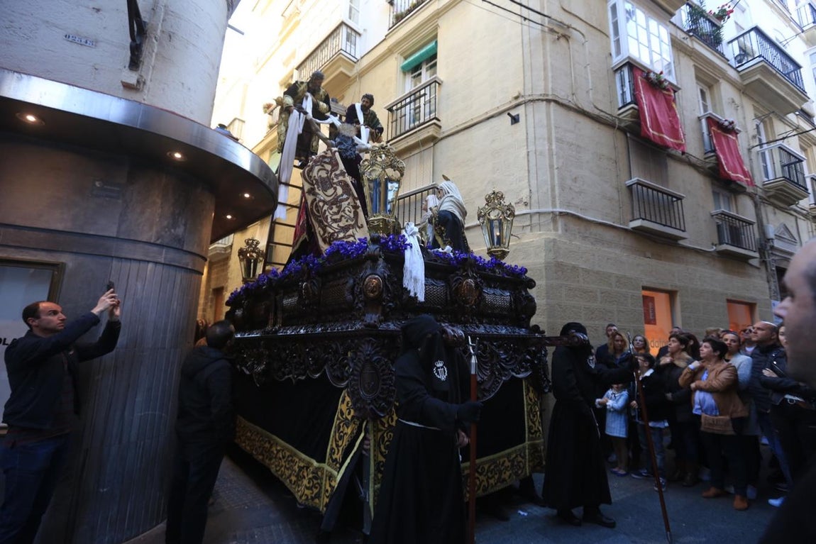 FOTOS: Descendimiento en la Semana Santa de Cádiz