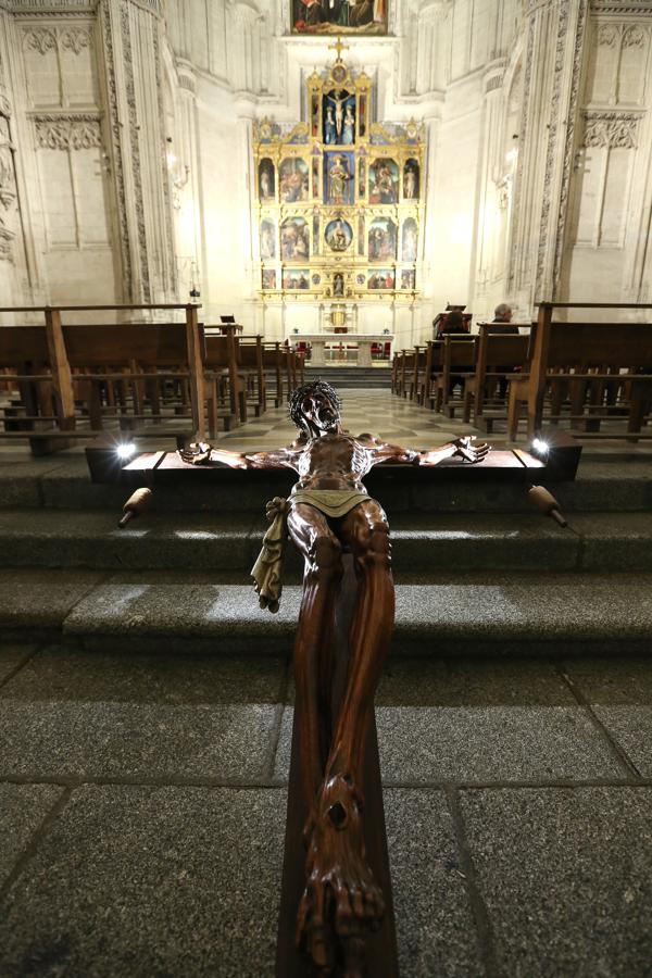 El Cristo de la Buena Muerte desfiló por las naves de San Juan de los Reyes