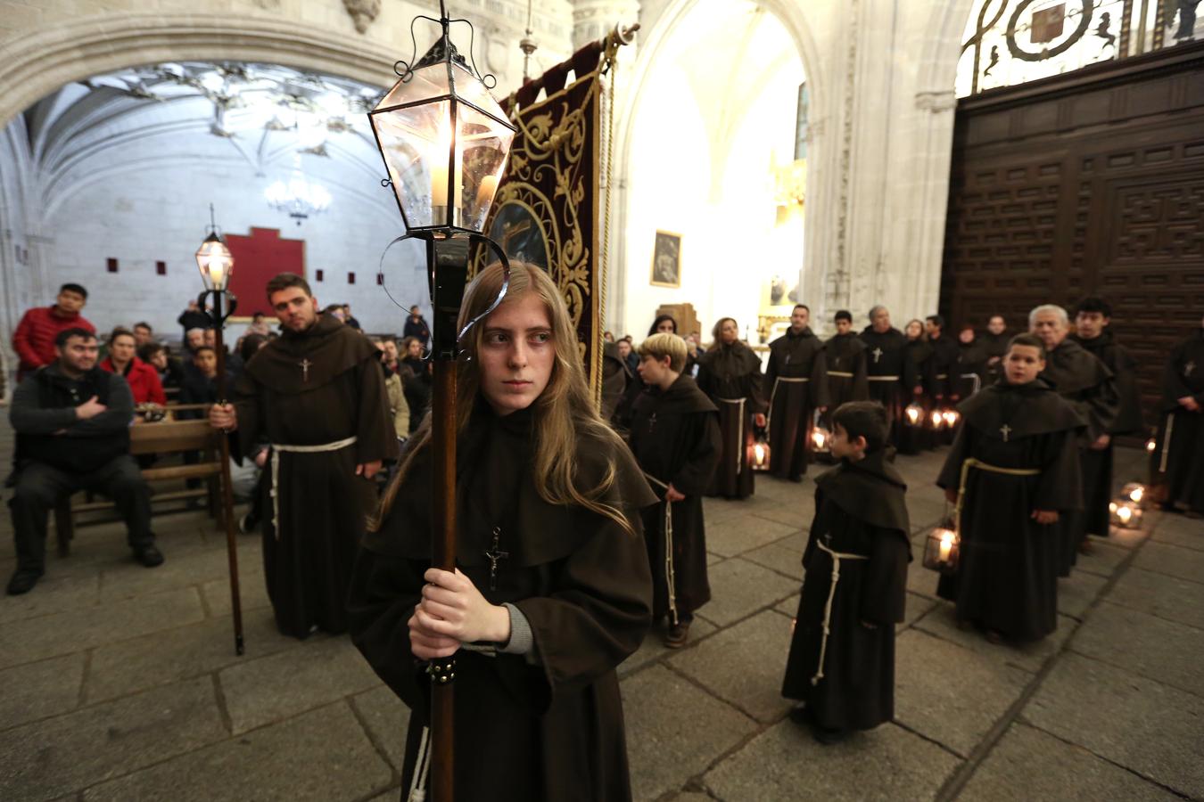 El Cristo de la Buena Muerte desfiló por las naves de San Juan de los Reyes