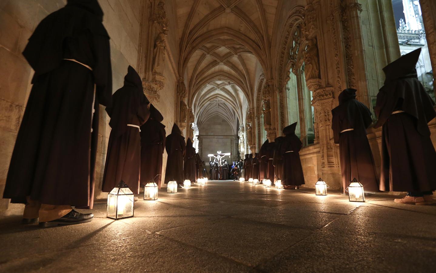 El Cristo de la Buena Muerte desfiló por las naves de San Juan de los Reyes