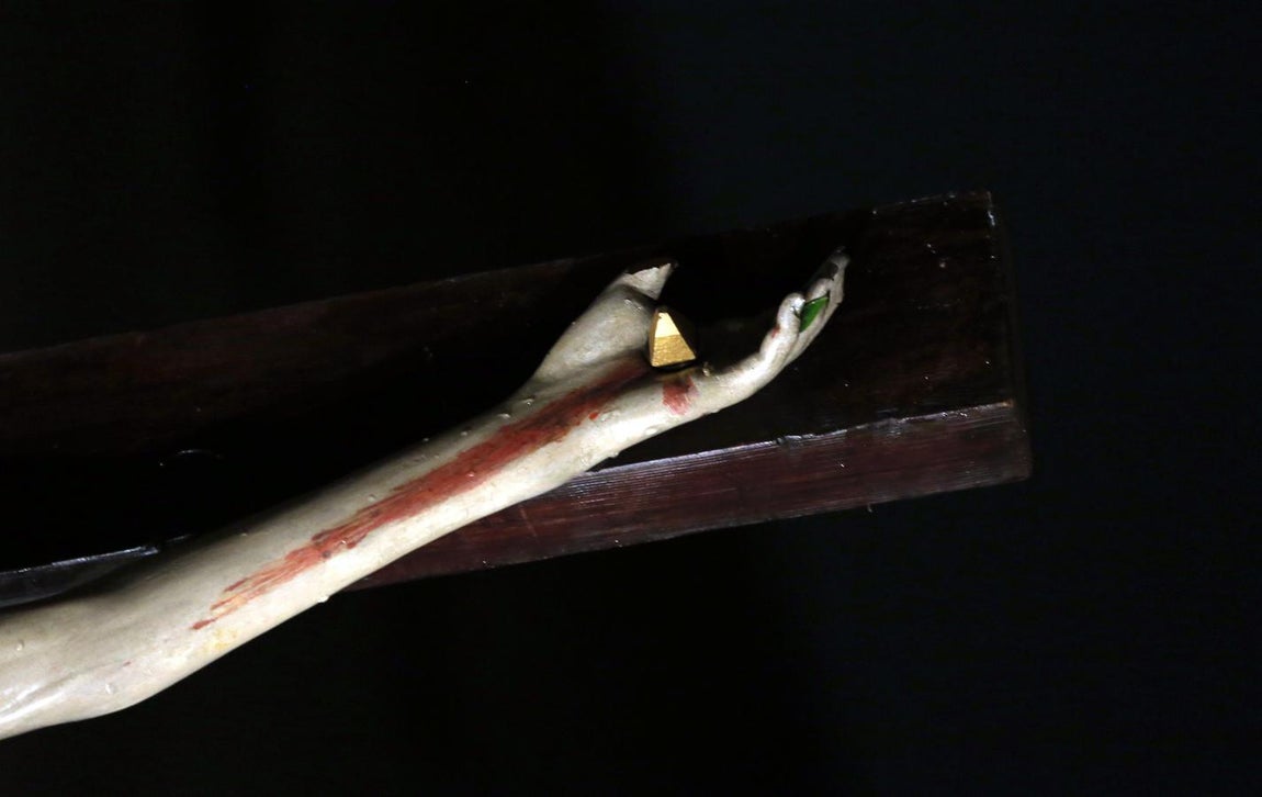 El Cristo perdió un dedo durante el trayecto. 