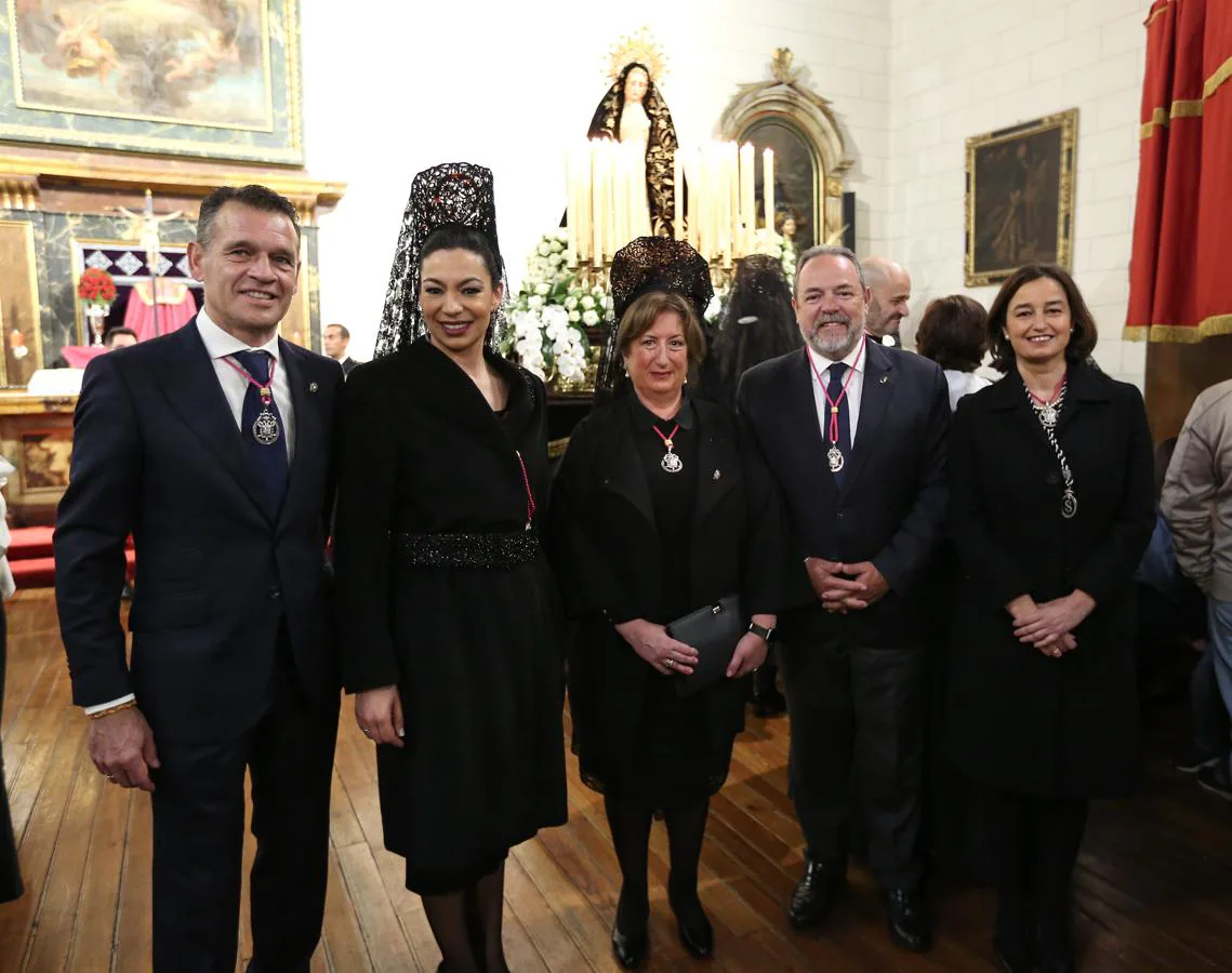Claudia Alonso, con algunos concejales y el senador Jesús Labrador en la iglesia de las santas Justa y Rufina. 