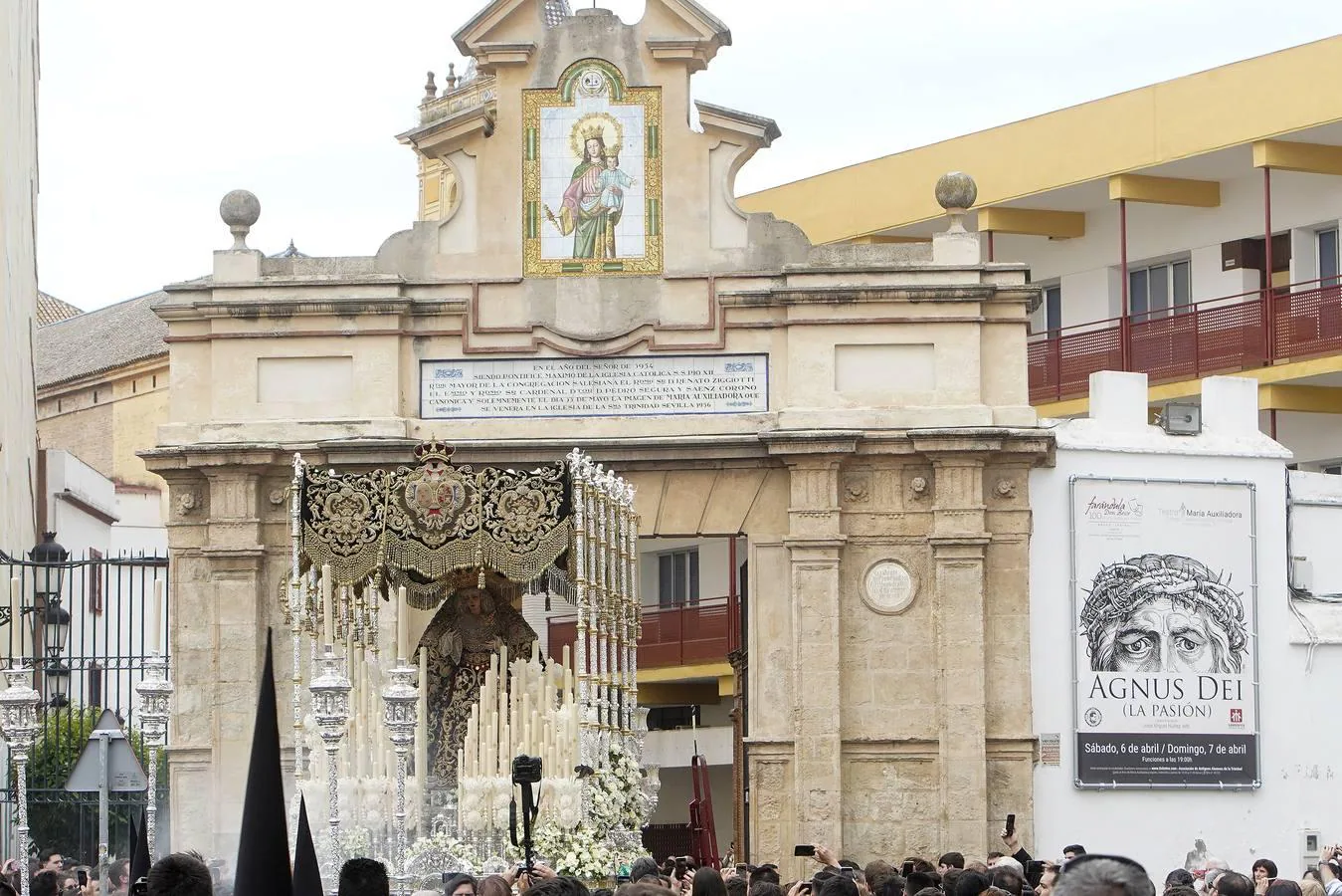 La Trinidad saca sus tres pasos por las calles de Sevilla