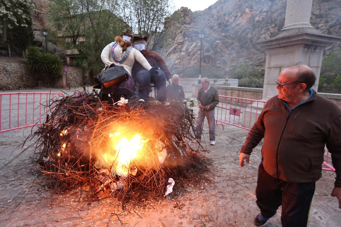 Encuentro entre la Virgen de la Alegría y el Cristo Resucitado en Toledo, en imágenes