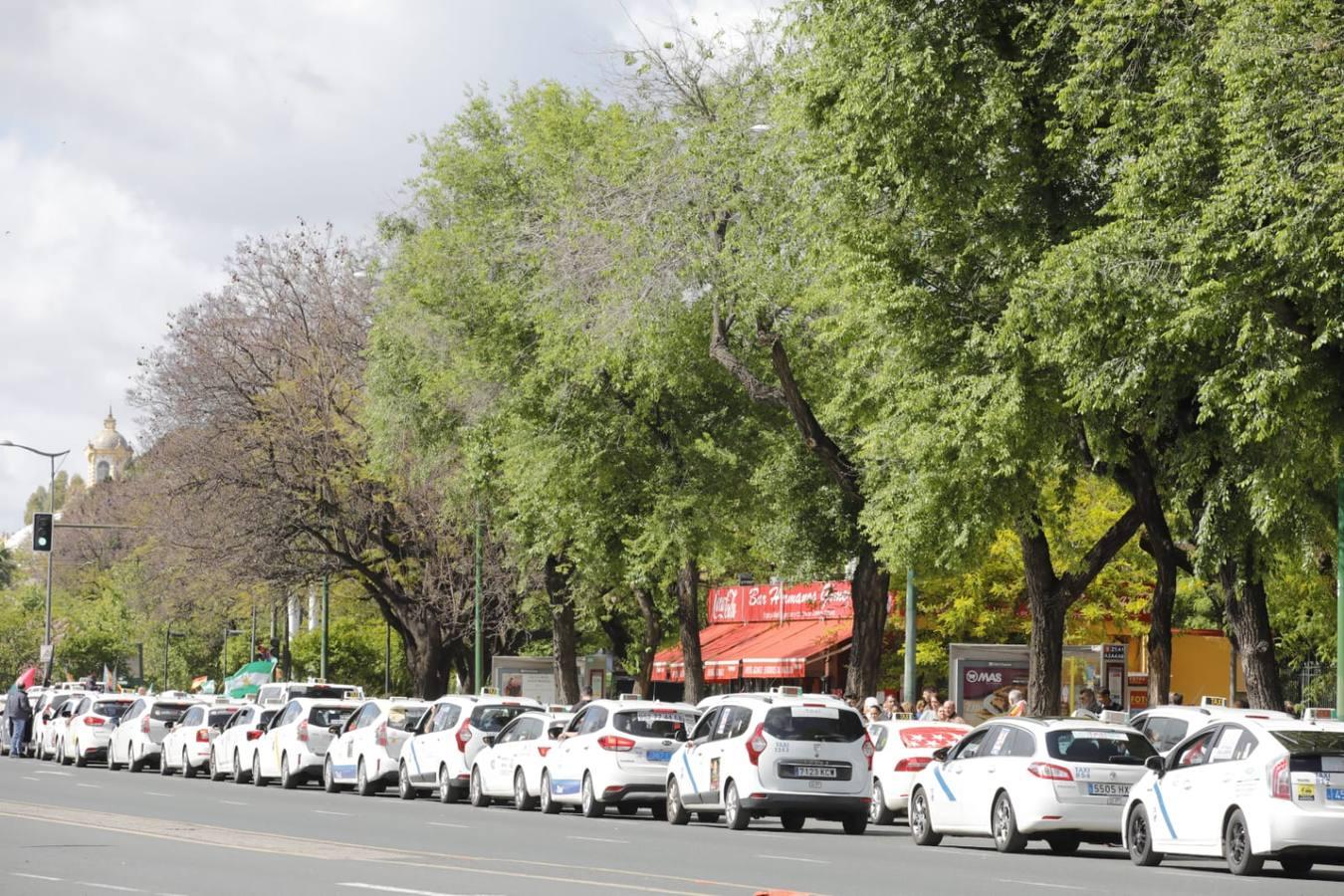 La protesta de los taxistas por las calles de Sevilla, en imágenes