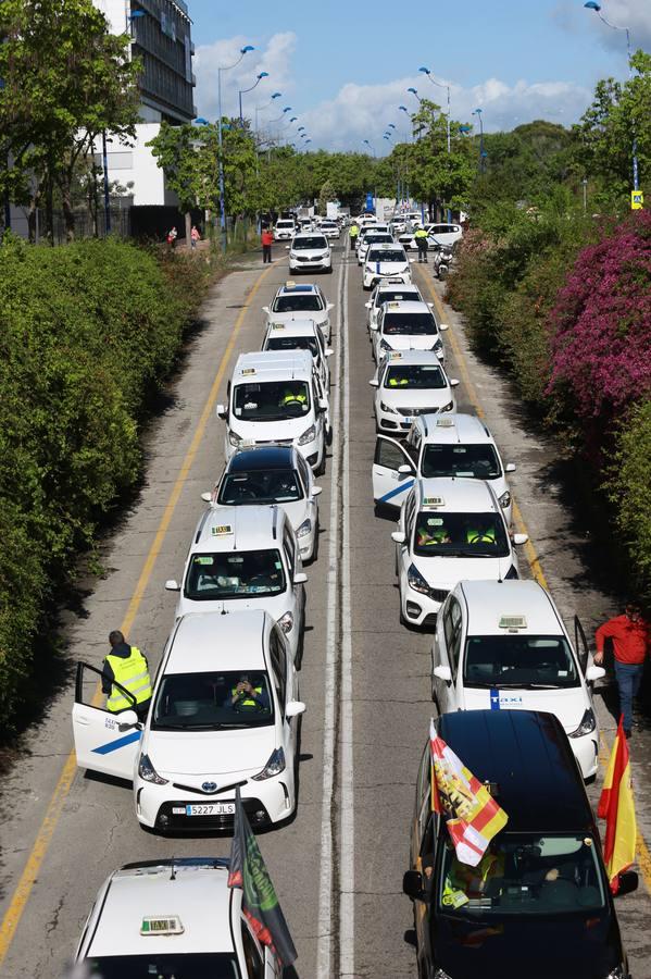 La protesta de los taxistas por las calles de Sevilla, en imágenes