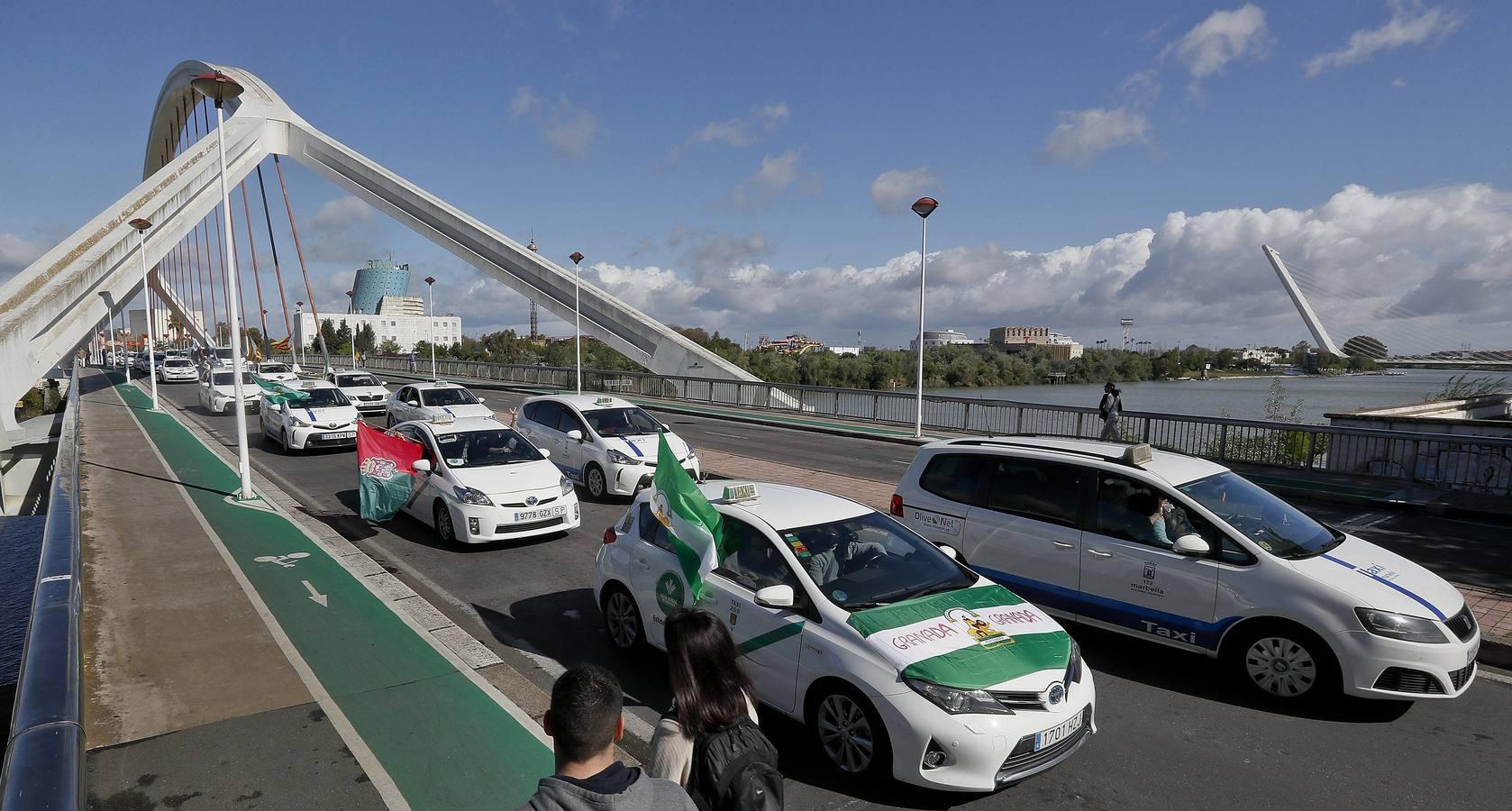 La protesta de los taxistas por las calles de Sevilla, en imágenes