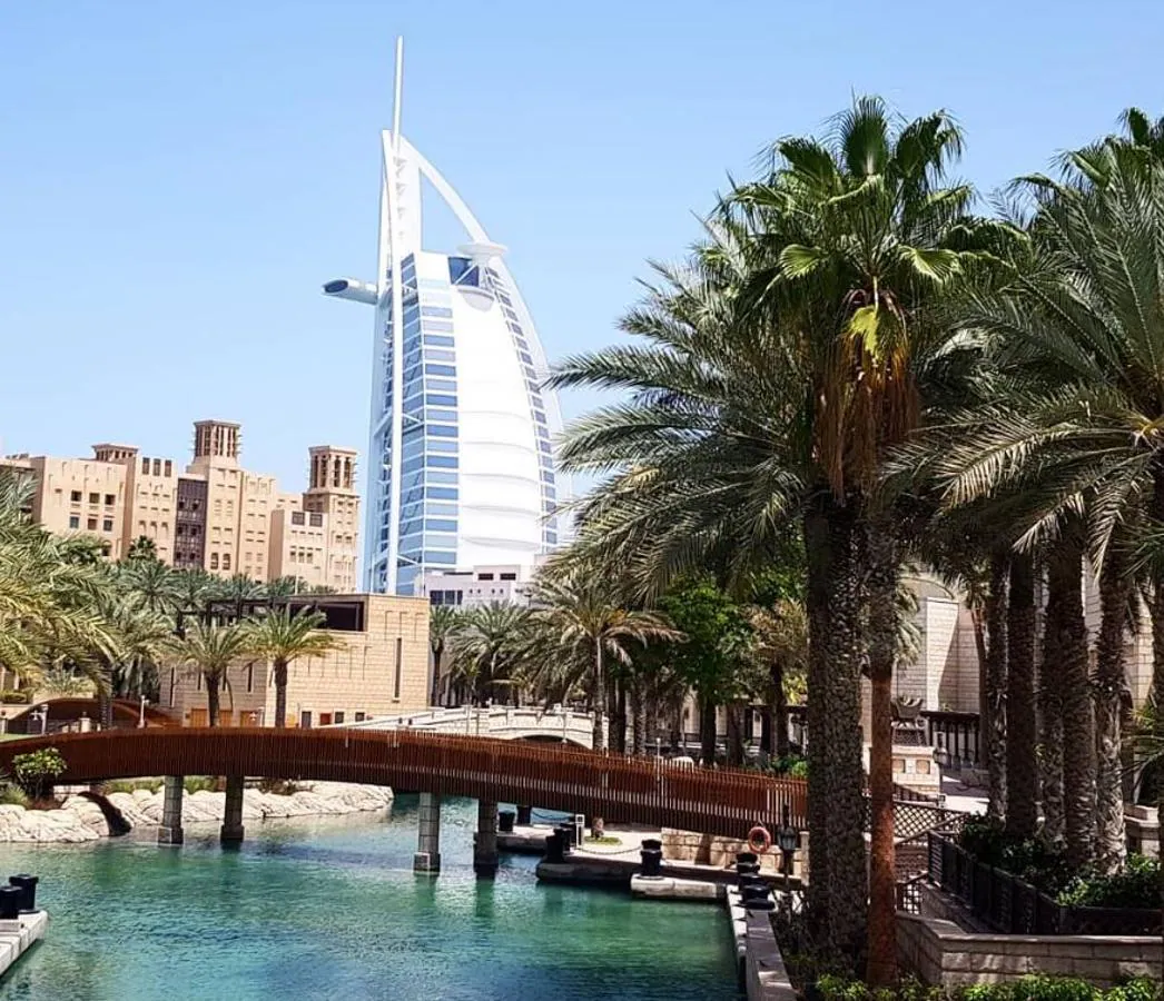 Burj Al Arab Jumeirah. El espectacular edificio tiene forma de vela y es obra del prestigioso arquitecto Thomas Wills Wright. A su alrededor hay más de 300 metros de costa