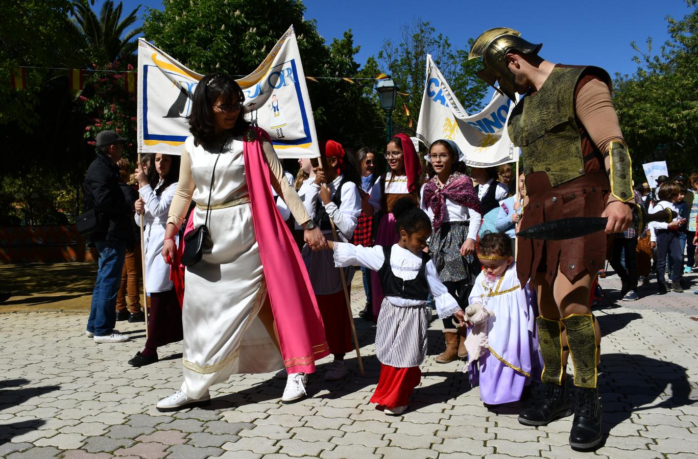 Los niños toman las riendas de las Mondas