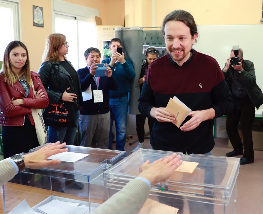 Pablo Iglesias, en La Navata. El líder de Podemos, Pablo Iglesias, votando en el colegio Público de La Navata . Los colegios electorales han abierto sus puertas a las 09:00 horas para recoger el voto de los casi 36,9 millones de electores que decidirán este domingo en los comicios generales el reparto de los 350 escaños del Congreso de los Diputados y los 208 del Senado durante la próxima legislatura.