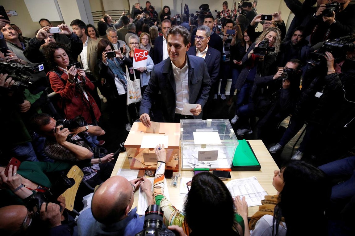 Albert Rivera, en Hospitalet. El candidato de Ciudadanos Albert Rivera ha votado en el colegio de Hospitaler de Llobregat