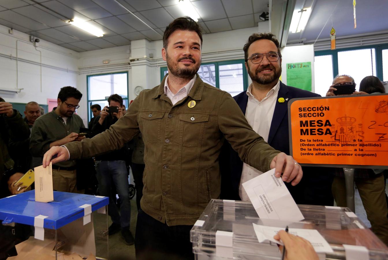 Rufían, en Sabadell. El candidato de ERC al Congreso Gabriel Rufián ejerce su derecho a voto en la escuela Ribatallada de Sabadell (Barcelona).