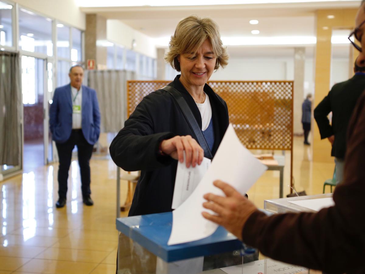Conocidos políticos van a votar. Isabel Tejerina votando en las elecciones generales.