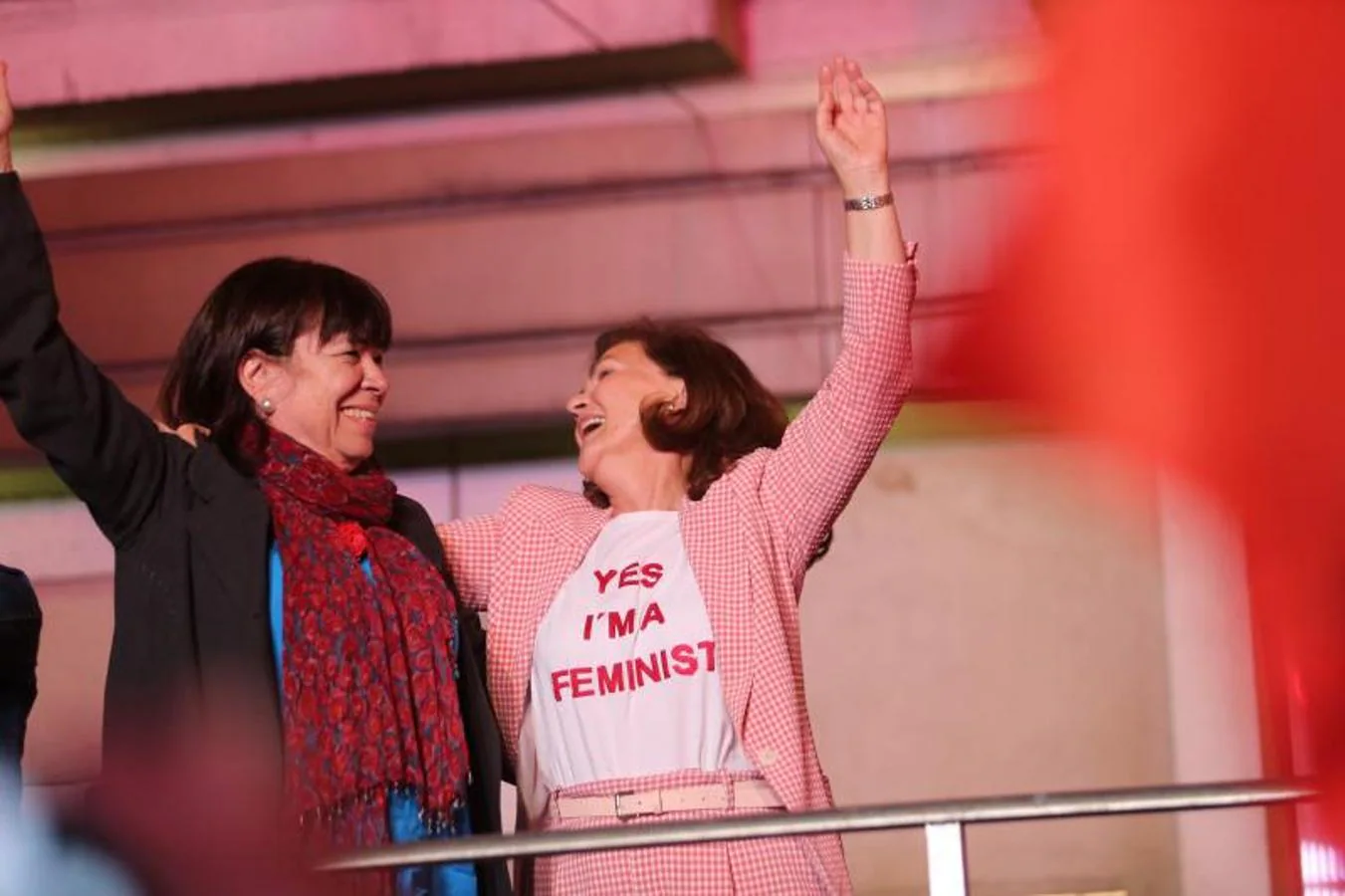 Carmen Calvo luce una camiseta con la que se declara feminista. 