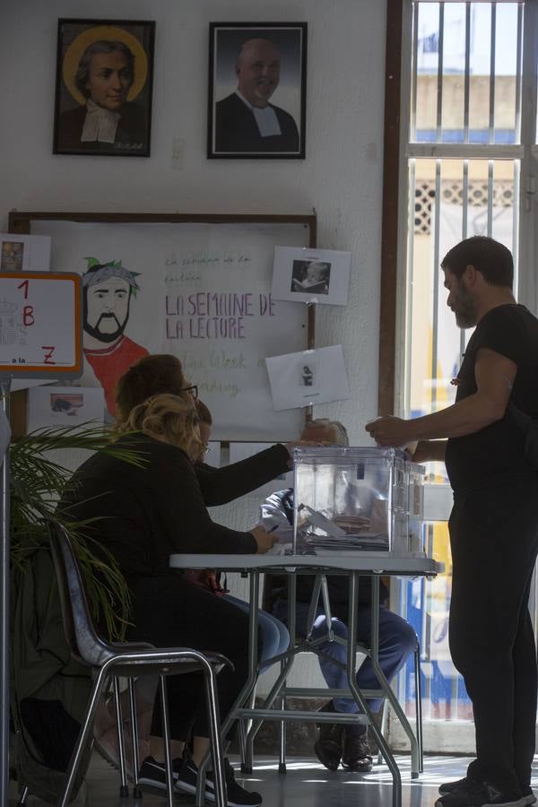 Fotos: Jóvenes y mayores pasan por los colegios electorales